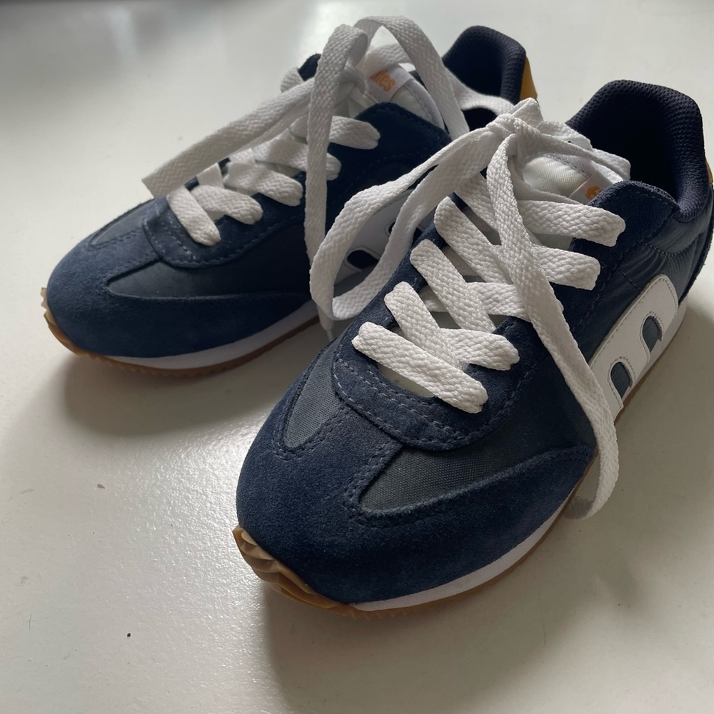 Kids etnie size 1 kids sample sale sneakers brand new ! Never worn . Dark blue